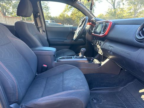 Used 2018 Toyota Tacoma TRD Sport image 13