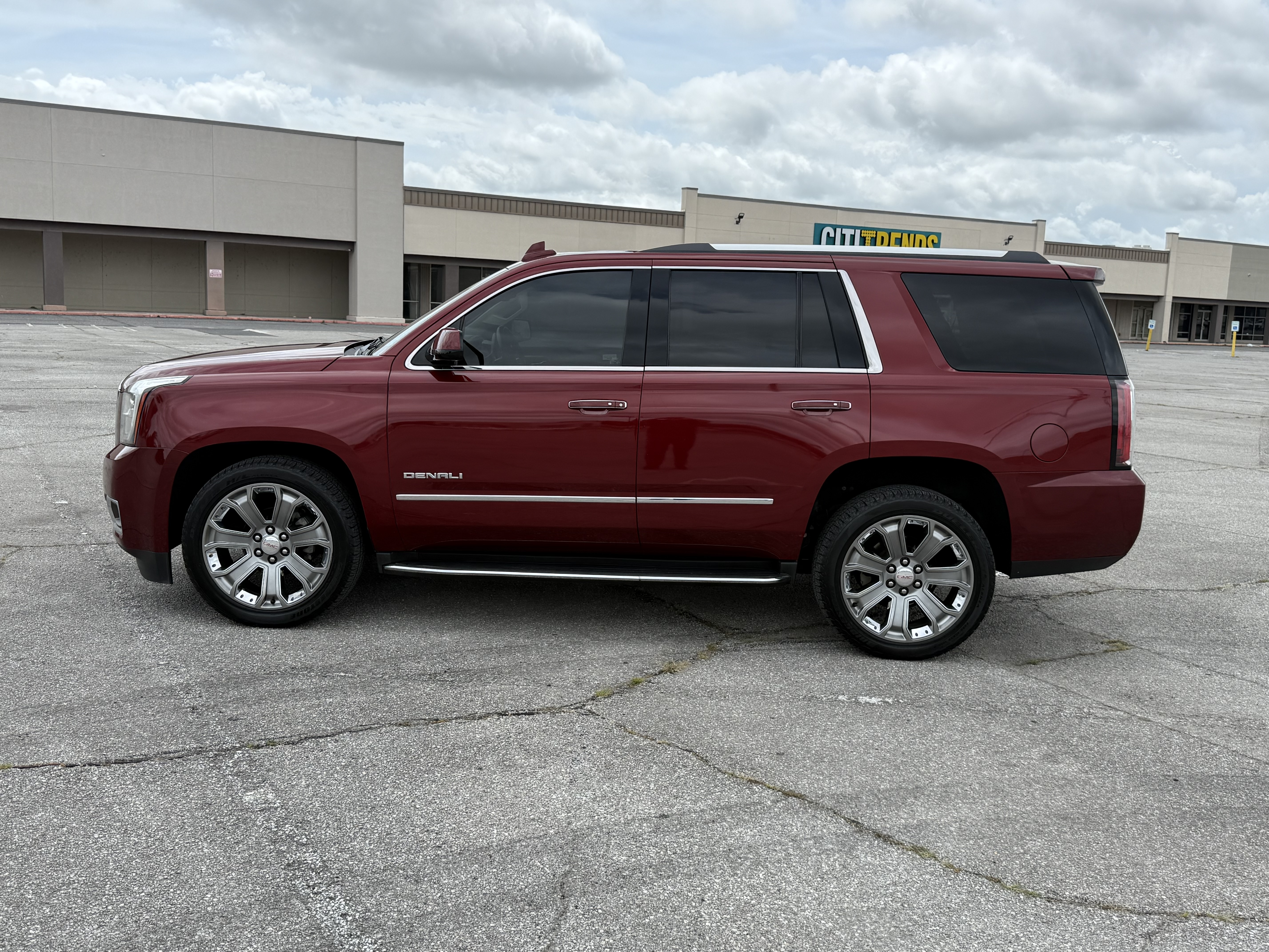 Used 2017 GMC Yukon Denali RWD image 1