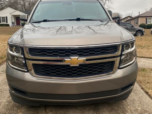 Used 2019 Chevrolet Suburban LT image 2