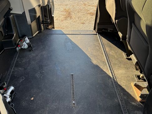 Used 2023 Chrysler Voyager LX image 8