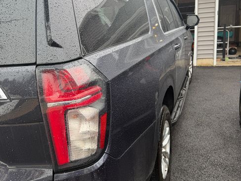 Used 2022 Chevrolet Suburban LT image 11