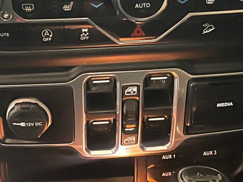 Used 2018 Jeep Wrangler Unlimited Sahara AWD/4WD image 11