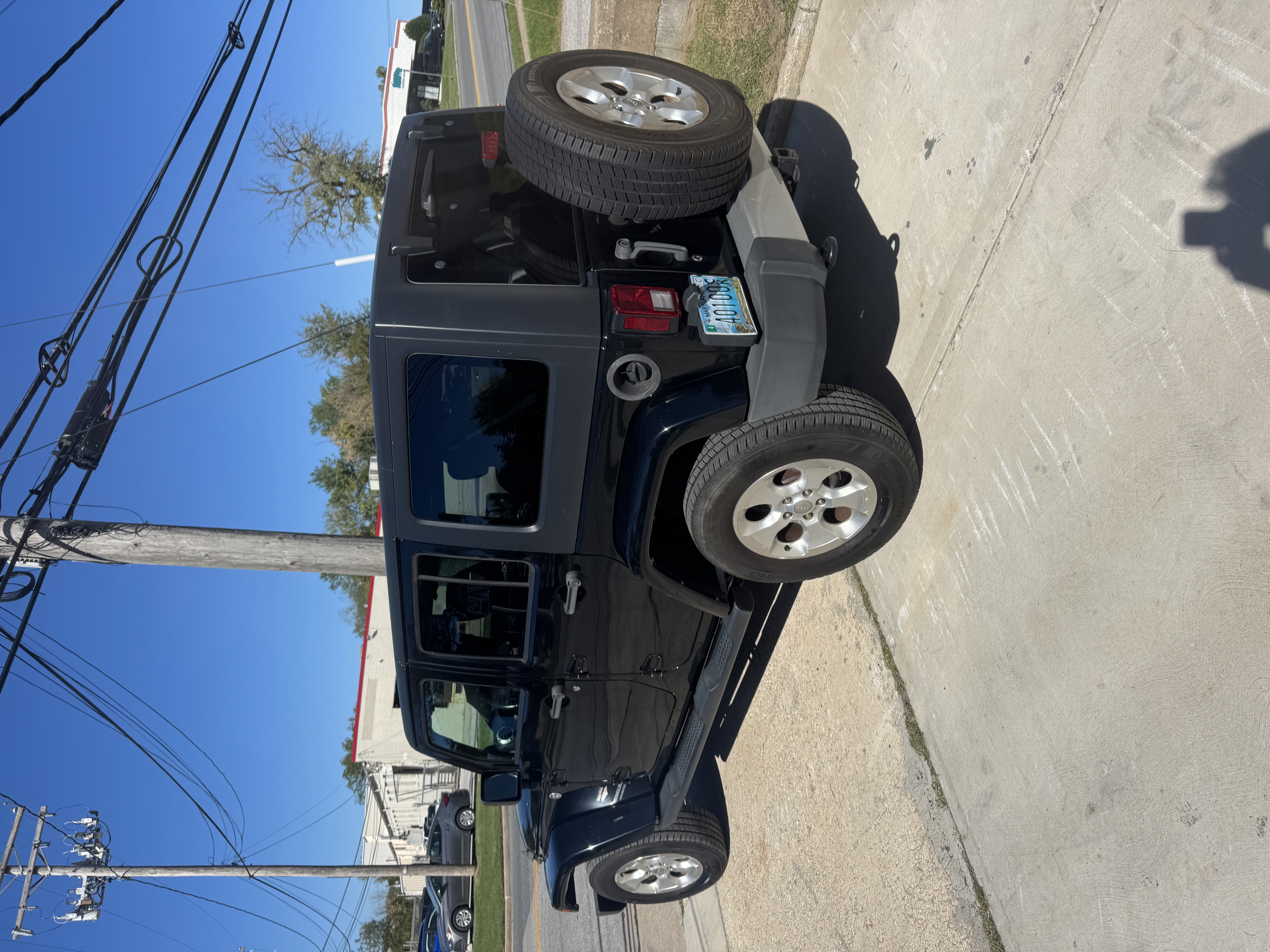 Used 2014 Jeep Wrangler Unlimited Sahara w/ Dual Top Group AWD/4WD image 4
