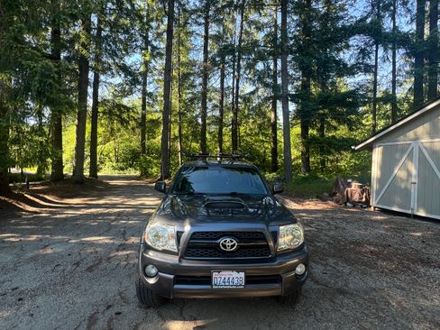 Used 2011 Toyota Tacoma PreRunner w/ TRD Sport Pkg RWD image 2