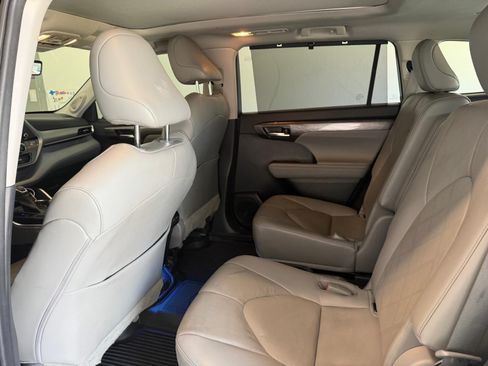 Used 2023 Toyota Highlander Platinum FWD image 5