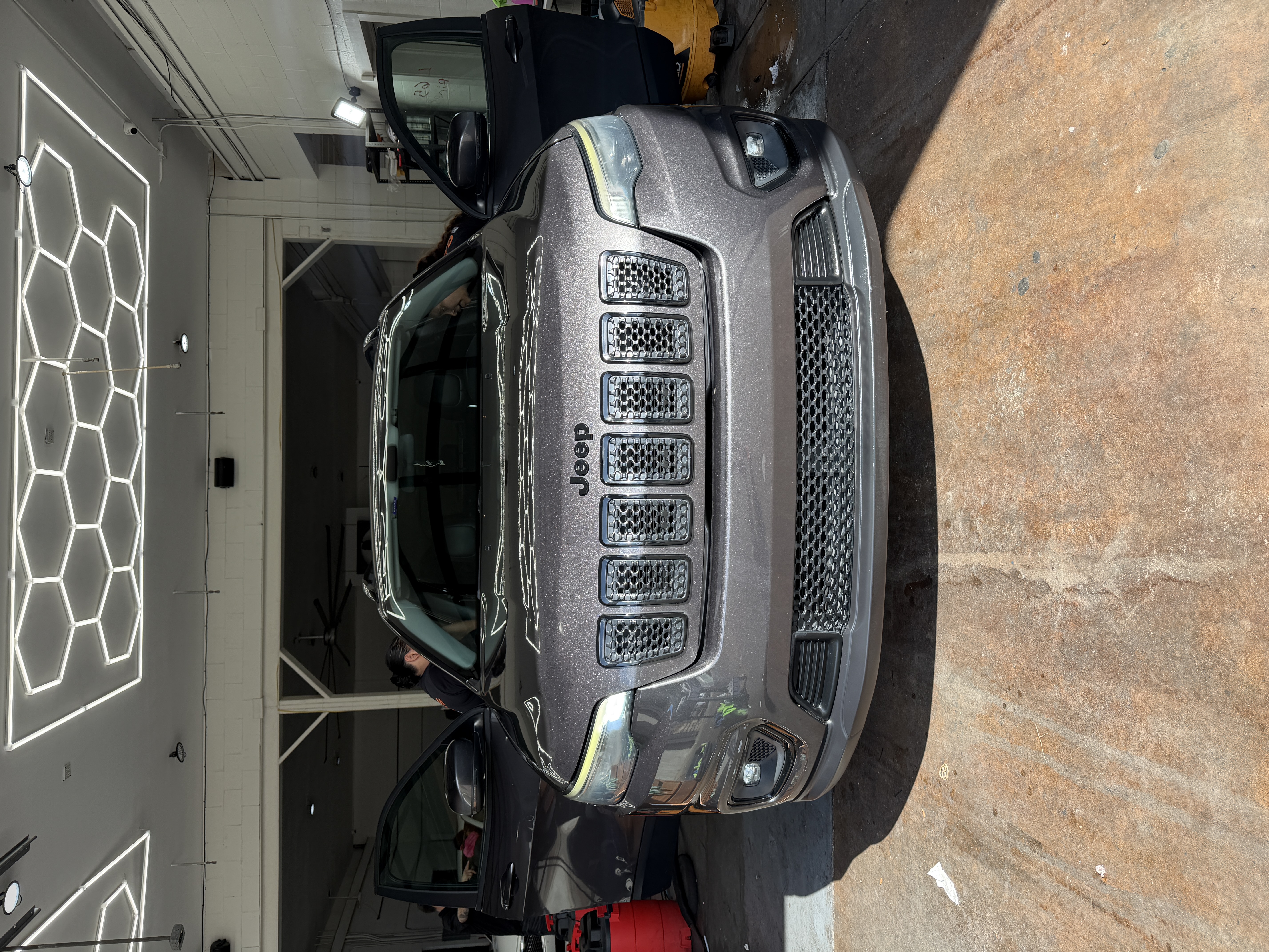Used 2019 Jeep Cherokee Latitude Plus FWD image 2