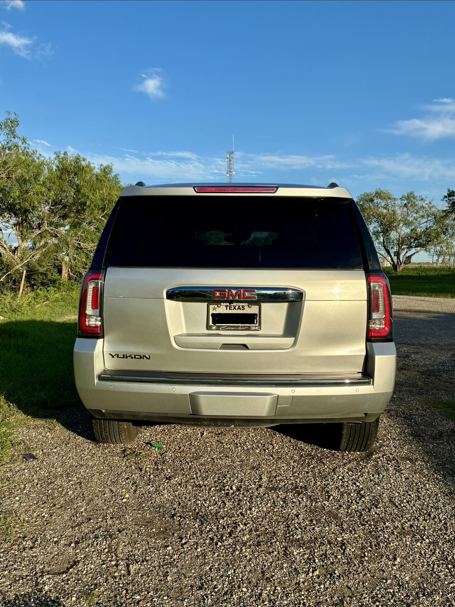 Used 2017 GMC Yukon Denali RWD image 2