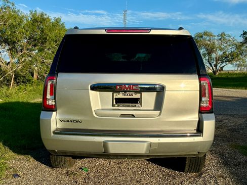 Used 2017 GMC Yukon Denali RWD image 2