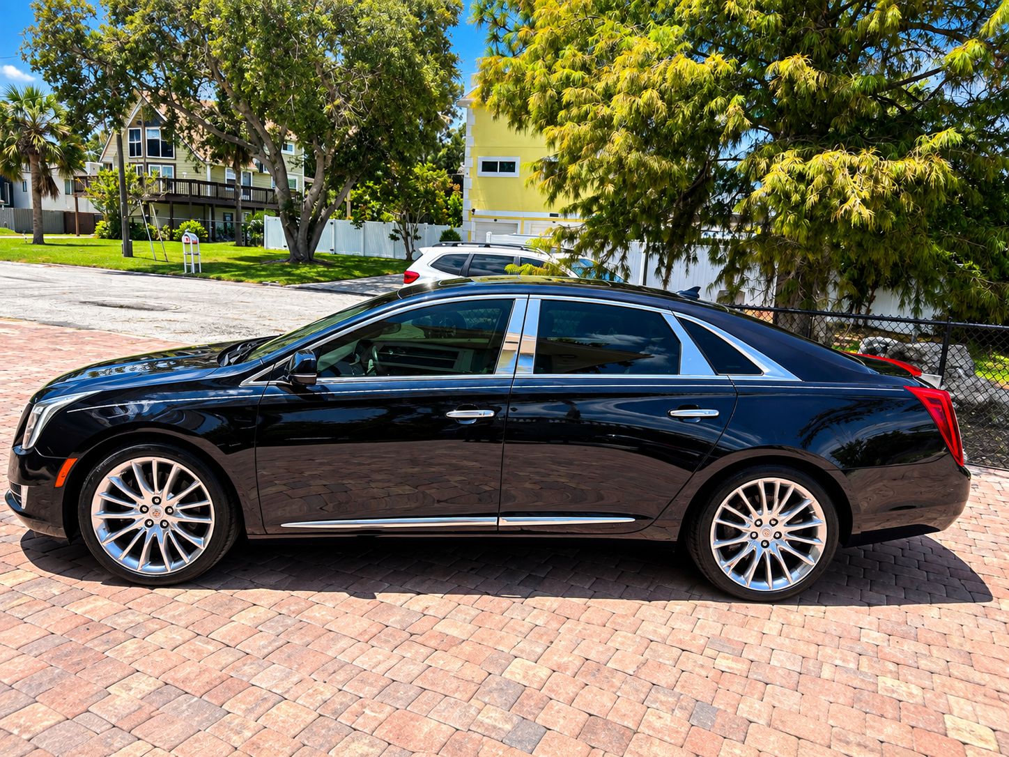 Used 2013 Cadillac XTS Platinum FWD image 1
