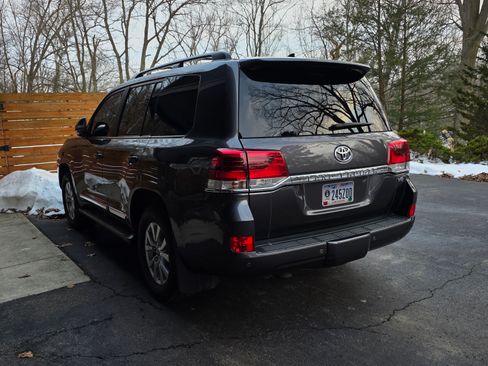 Used 2018 Toyota Land Cruiser Sport Utility 4D w/ Four Season Floor Mat Package image 29