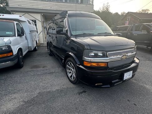 Used 2016 Chevrolet Express 2500 Van 3D image 1