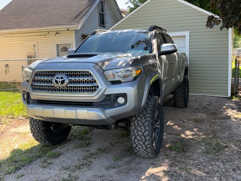 Used 2017 Toyota Tacoma TRD Sport w/ Tow Package (A/T) AWD/4WD image 15