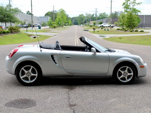 Used 2003 Toyota MR2 RWD image 9