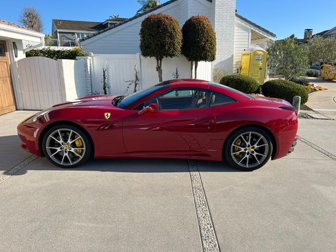 Used 2010 Ferrari California image 2