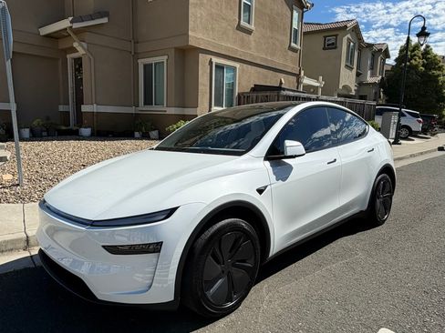 Used 2026 Tesla Model Y AWD image 2
