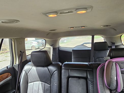 Used 2010 Buick Enclave CXL image 11