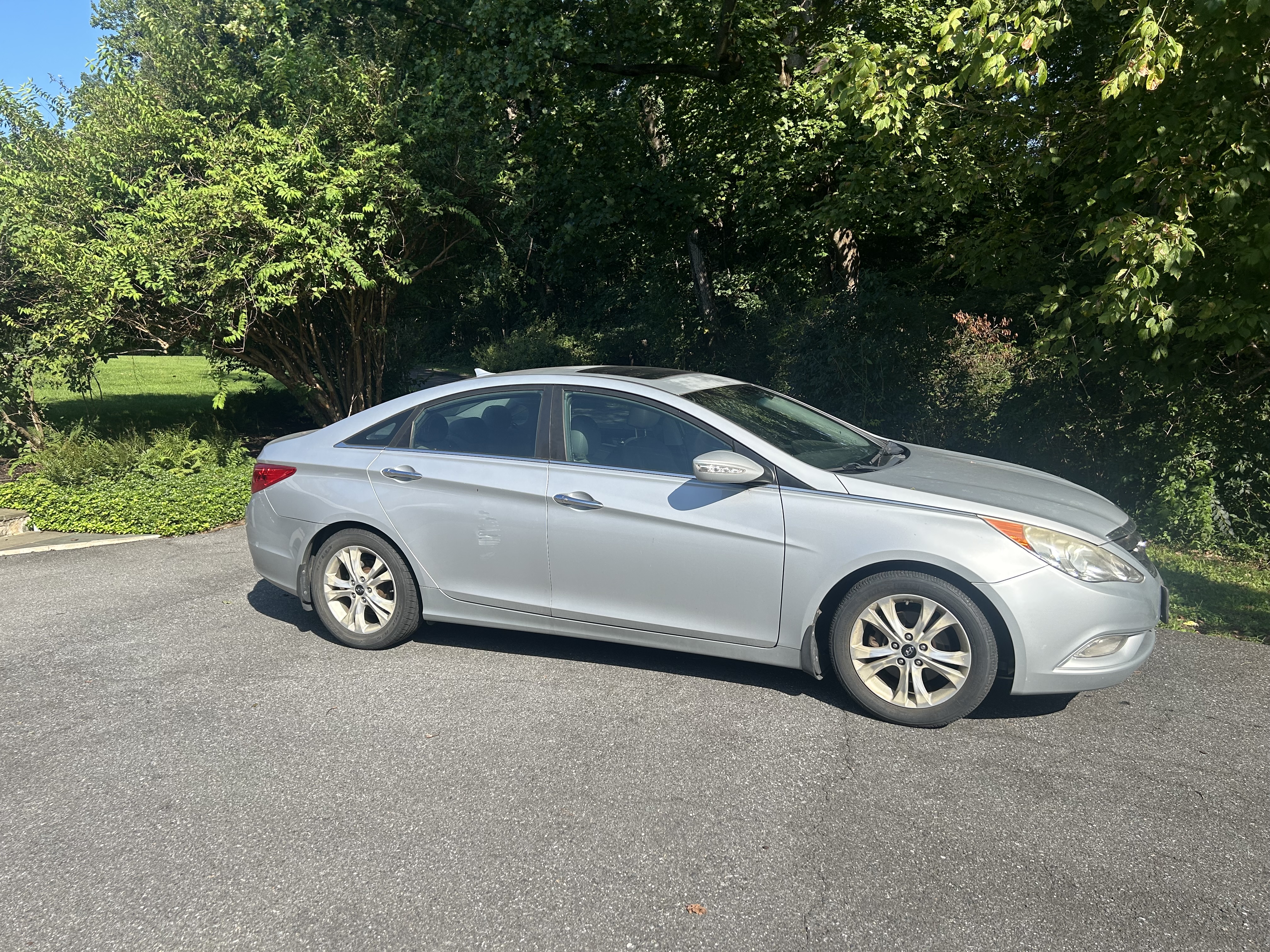 Used 2011 Hyundai Sonata Limited w/ Navigation Pkg 5 FWD image 2