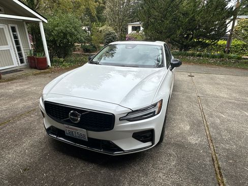 Used 2024 Volvo S60 B5 Core image 4