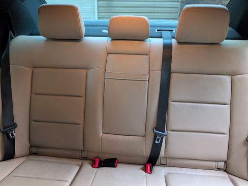 Used 2010 Mercedes-Benz E 350 4MATIC Sedan image 5