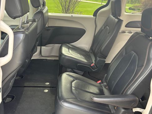 Used 2017 Chrysler Pacifica Touring-L FWD image 10