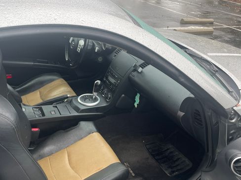 Used 2005 Nissan 350Z 35th Anniversary Edition w/ (N93) Cargo Convenience Pkg image 4