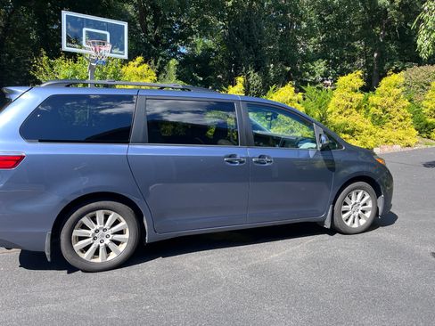 Used 2015 Toyota Sienna Limited Premium AWD/4WD image 2