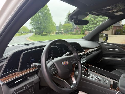 Used 2024 Cadillac Escalade ESV Premium Luxury AWD/4WD image 14