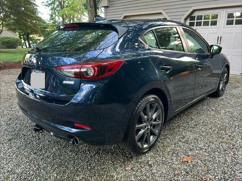 Used 2018 MAZDA MAZDA3 Grand Touring w/ Premium Equipment Package FWD image 6