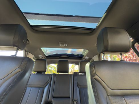 Used 2017 Land Rover Discovery SE image 10