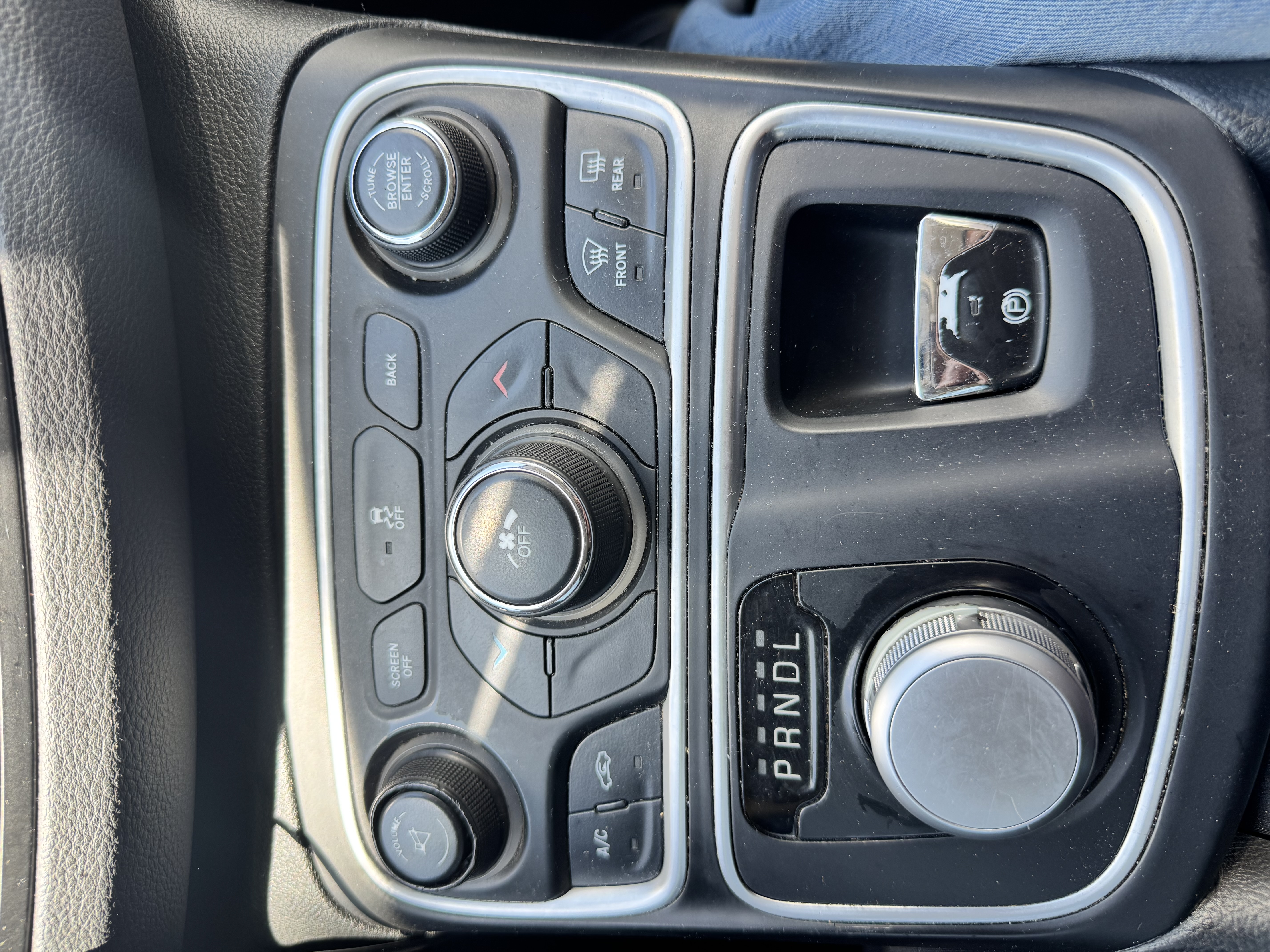 Used 2015 Chrysler 200 Limited w/ Convenience Group FWD image 8