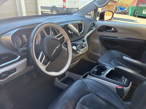 Used 2018 Chrysler Pacifica Limited image 2