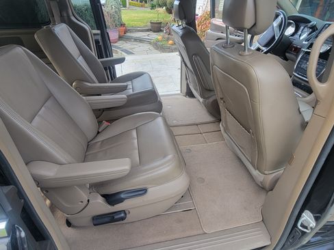 Used 2015 Chrysler Town & Country Touring-L w/ Trailer Tow Group image 14