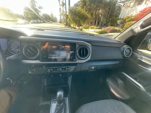 Used 2016 Toyota Tacoma TRD Sport image 11