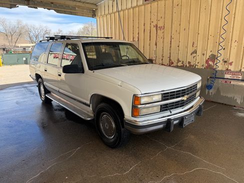 Used 1993 Chevrolet Suburban 2500 image 2