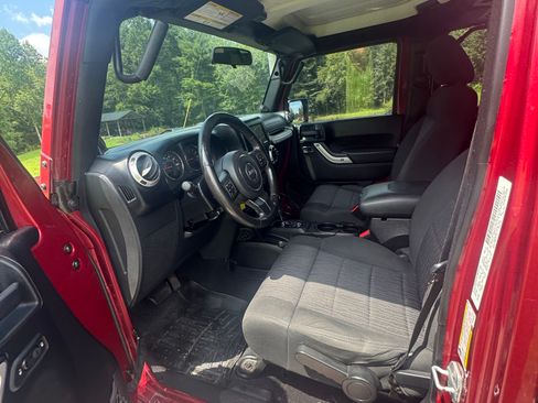 Used 2012 Jeep Wrangler Unlimited Sahara w/ Connectivity Group AWD/4WD image 9