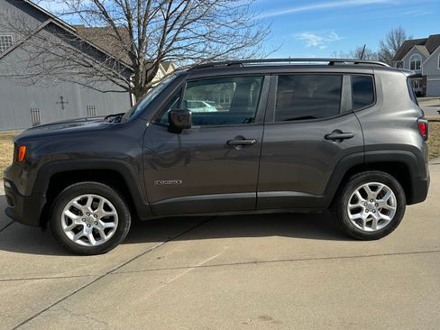 Used 2018 Jeep Renegade Latitude w/ Cold Weather Group image 2