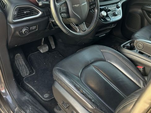 Used 2020 Chrysler Pacifica Touring-L image 9