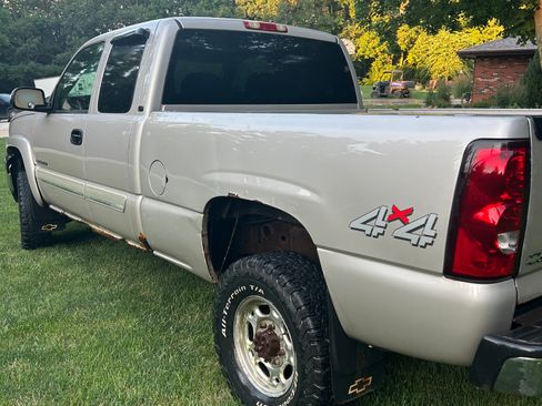 Used 2006 Chevrolet Silverado 2500 LT w/ Snow Plow Prep Package AWD/4WD image 9
