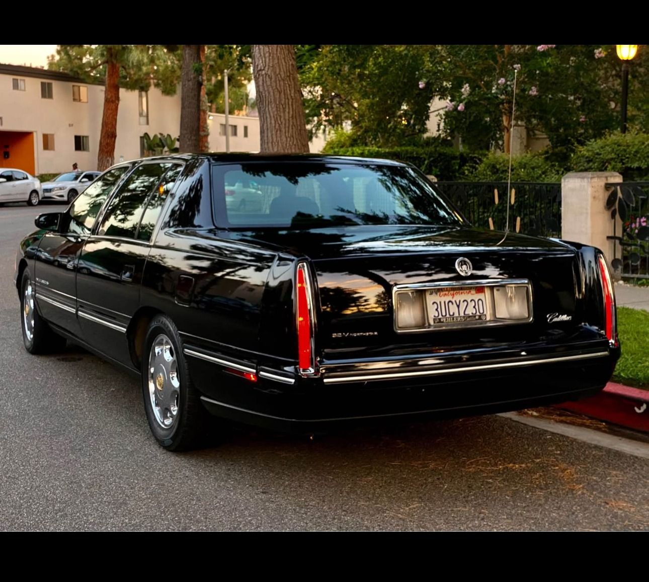 Used 1997 Cadillac De Ville Concours w/ Safety/Security Pkg FWD image 4