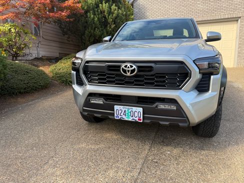 Used 2024 Toyota Tacoma TRD Off-Road image 8