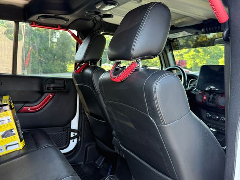 Used 2012 Jeep Wrangler Unlimited Rubicon w/ Connectivity Group AWD/4WD image 11