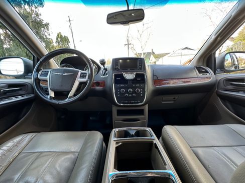 Used 2015 Chrysler Town & Country LX image 11