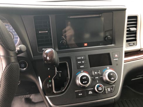 Used 2016 Toyota Sienna Limited Premium image 16