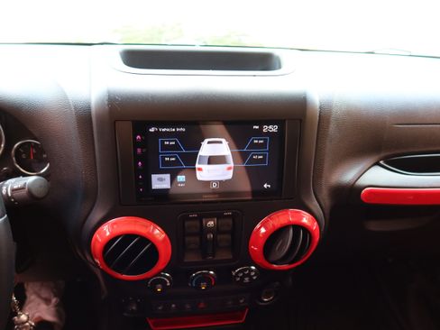 Used 2015 Jeep Wrangler Unlimited Sahara AWD/4WD image 17