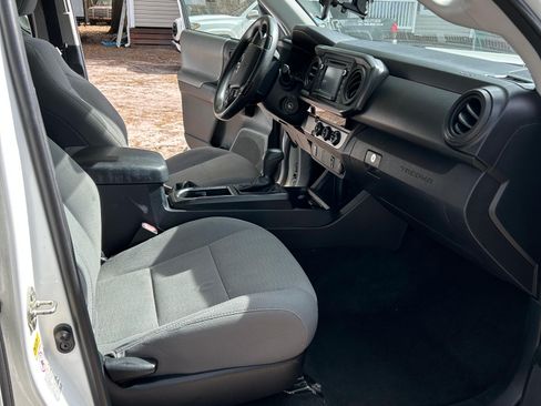 Used 2017 Toyota Tacoma SR image 9