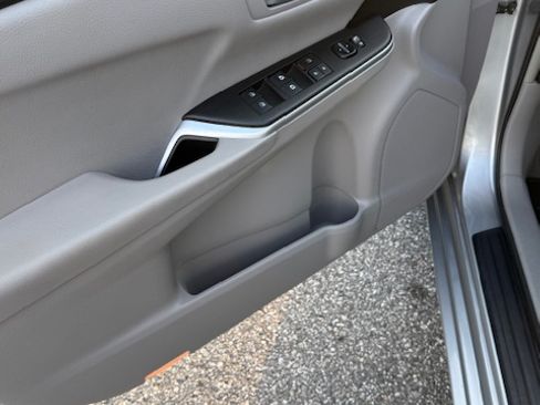 Used 2015 Toyota Camry LE image 9