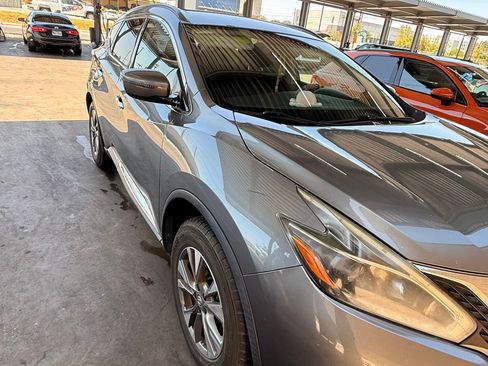 Used 2018 Nissan Murano SV FWD image 2