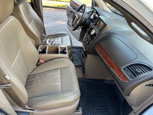 Used 2015 Chrysler Town & Country LX image 12