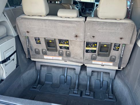 Used 2015 Toyota Sienna XLE image 17