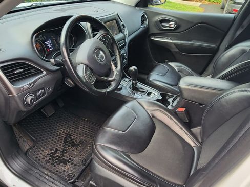 Used 2019 Jeep Cherokee Latitude Plus w/ Comfort/Convenience Group image 8